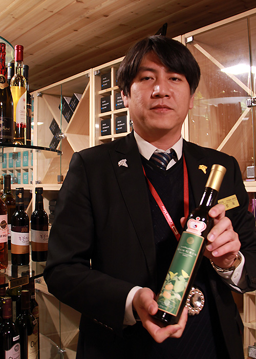 The Gwangmyeong Cave’s sommelier, Choi Jeongwook, introduces persimmon wine made in Cheongdo, Gyeongsangbuk-do Province.